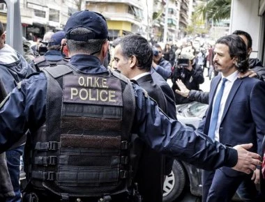 Σε στρατόπεδο φυλάσσονται οι «8» Τούρκοι φυγάδες - Φόβοι για απαγωγή ή δολοφονία (βίντεο)